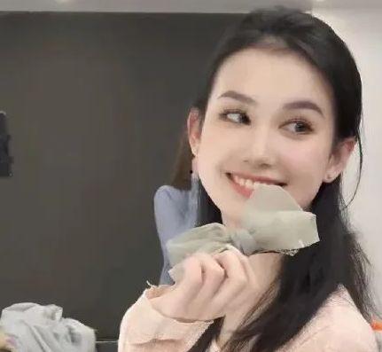 网红吃瓜头像女的是谁啊,她是谁？  第2张